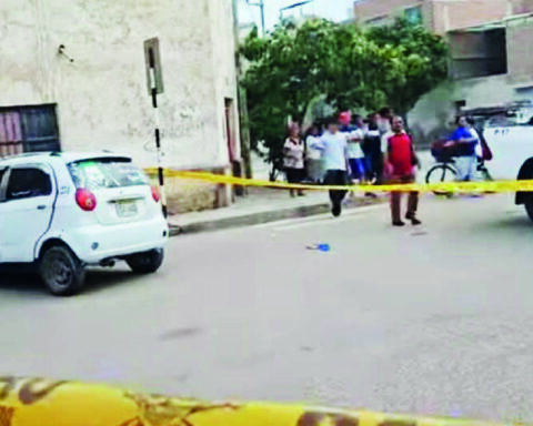 Testigos señalaron que los atacantes actuaron de manera rápida y fugaz, lo que dificultó la intervención de transeúntes y autoridades en el lugar.