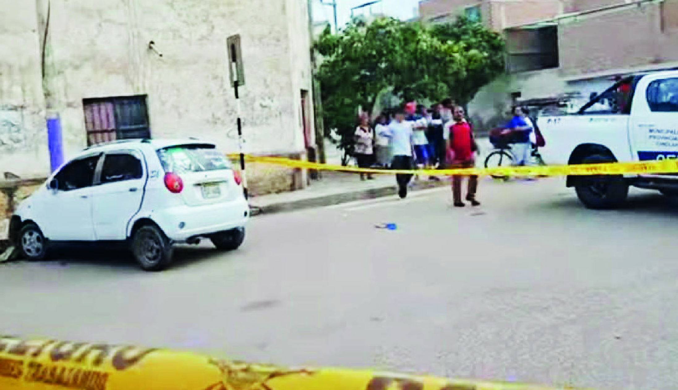 Testigos señalaron que los atacantes actuaron de manera rápida y fugaz, lo que dificultó la intervención de transeúntes y autoridades en el lugar.